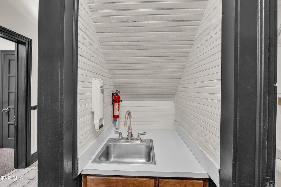 Photo #33: 158 Vly Street