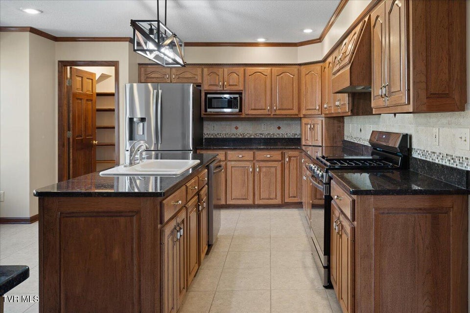 Photo #18: 185 Appian Way