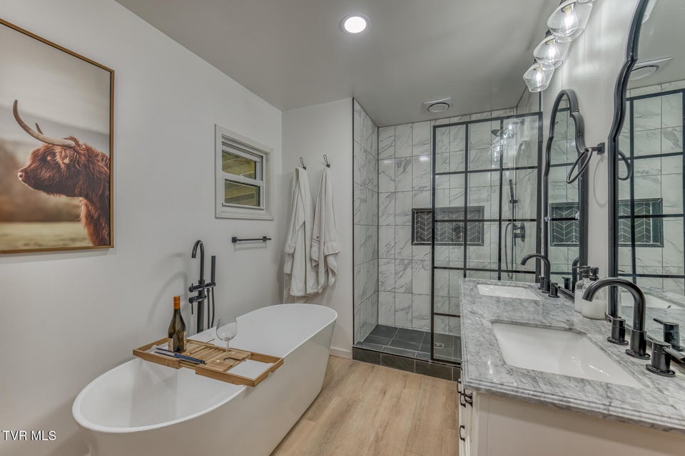 Photo #2: 1005 & 1009 Island Road