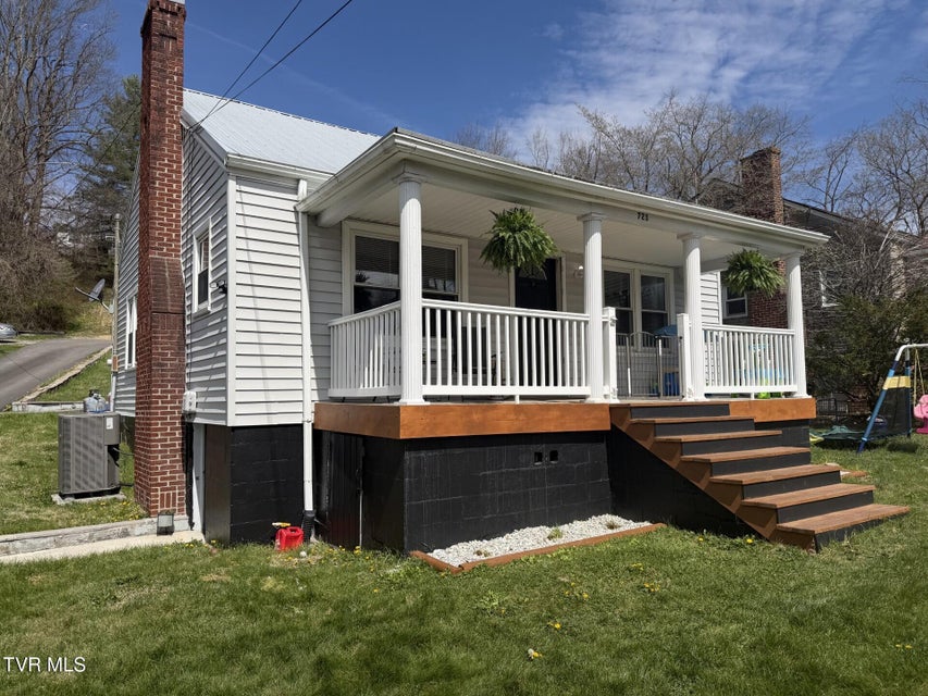 Photo #2: 723 Park Avenue