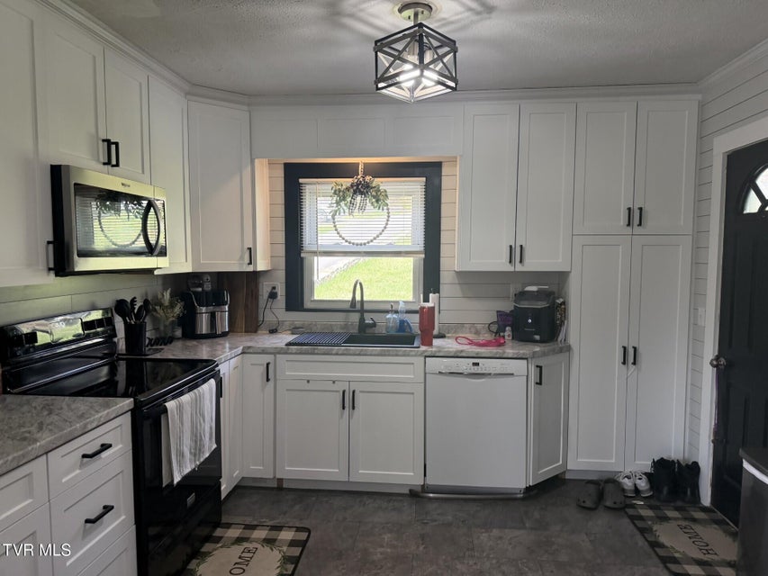 Photo #11: 723 Park Avenue