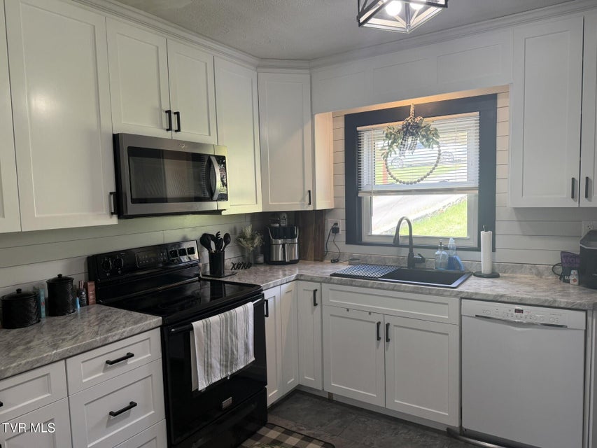 Photo #13: 723 Park Avenue