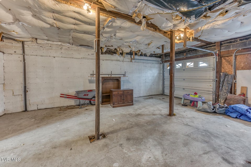 Photo #33: 440 Love Street