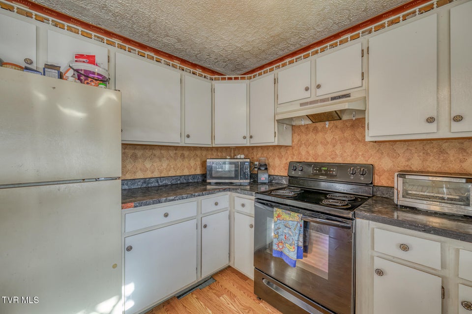 Photo #48: 440 Love Street