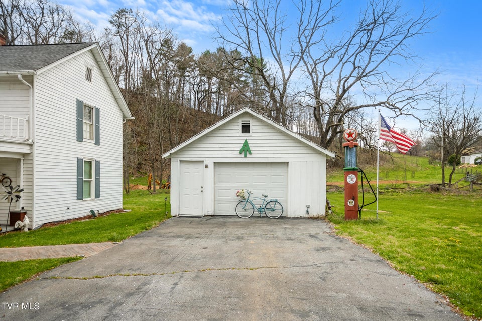 Photo #7: 21786 Monroe Road