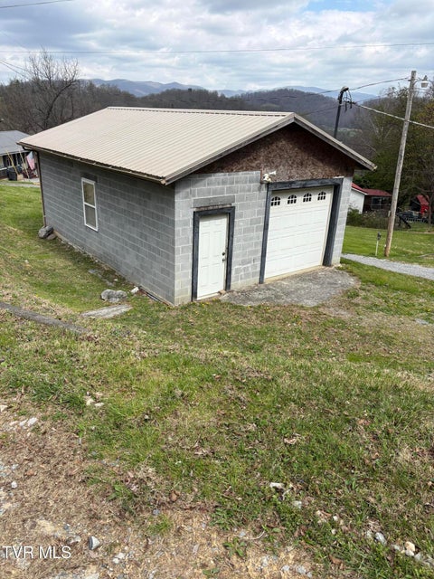 Photo #2: 131 Russell Hill Road