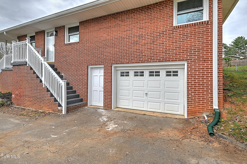 Photo #37: 1002 Lincoln Avenue