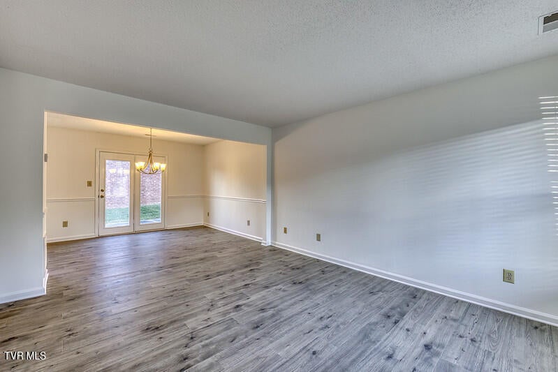 Photo #5: 1725 Lakeview Drive