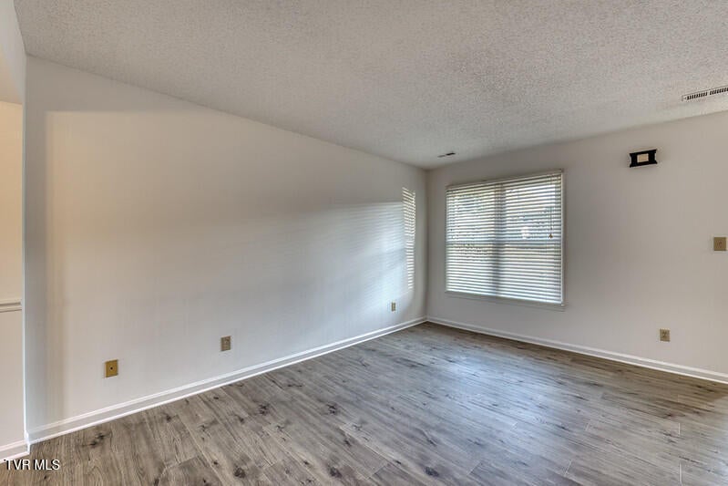 Photo #7: 1725 Lakeview Drive