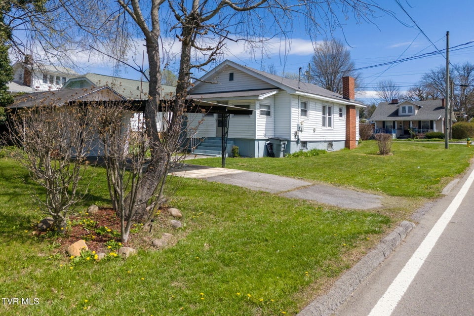 Photo #3: 922 Tremont Avenue