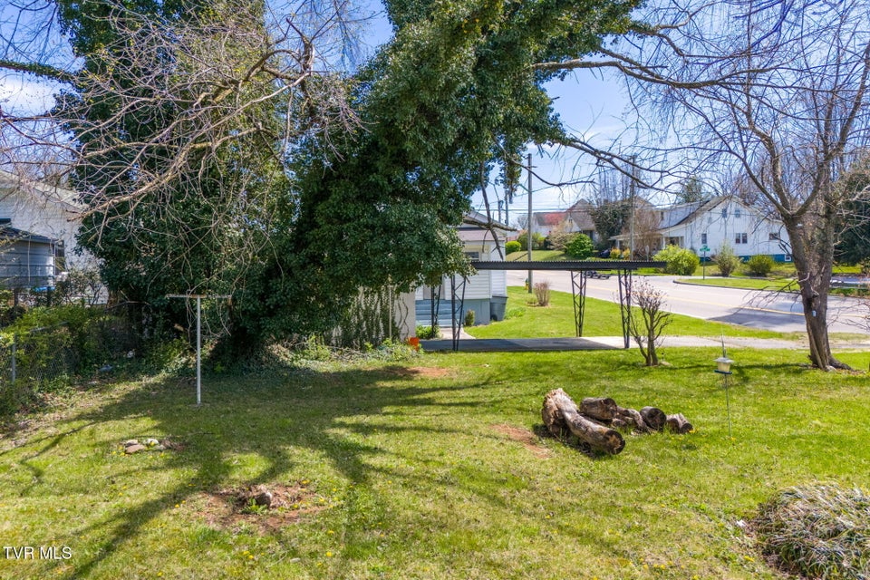 Photo #4: 922 Tremont Avenue