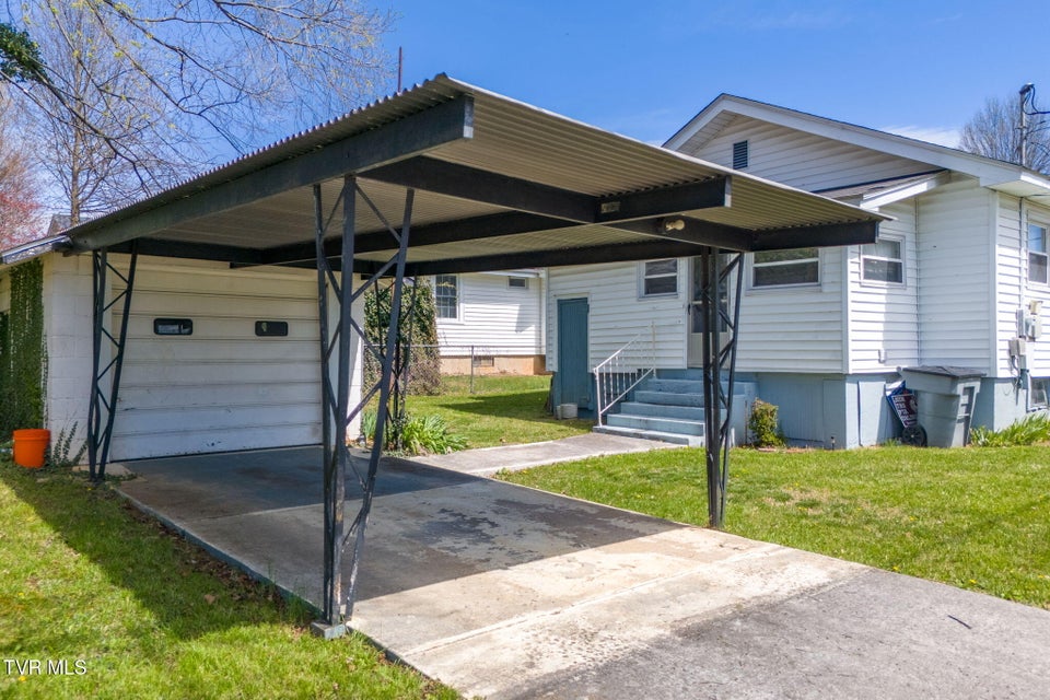 Photo #5: 922 Tremont Avenue