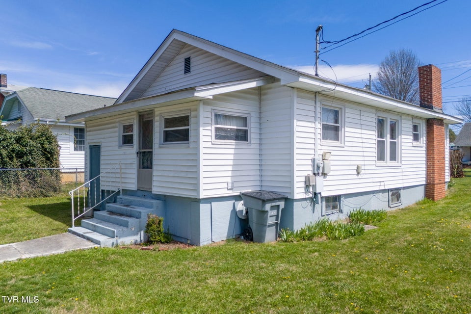 Photo #8: 922 Tremont Avenue