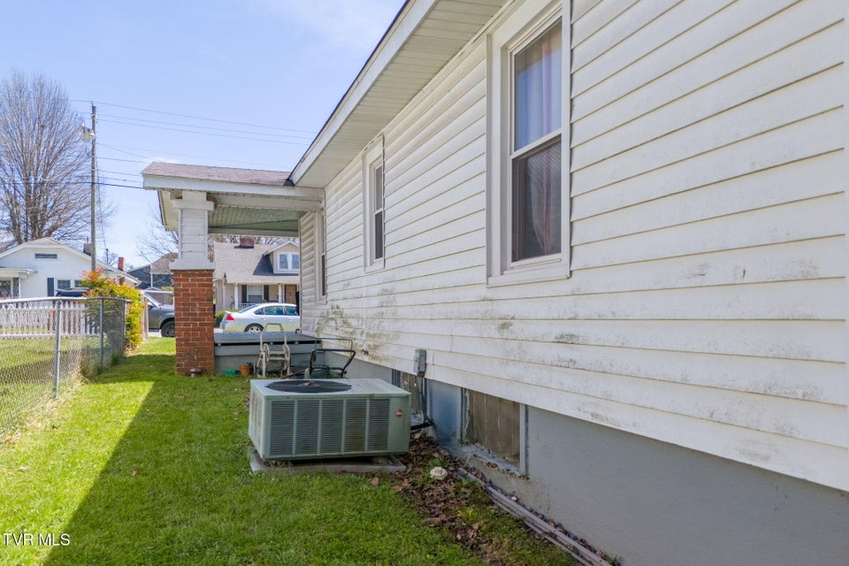 Photo #10: 922 Tremont Avenue