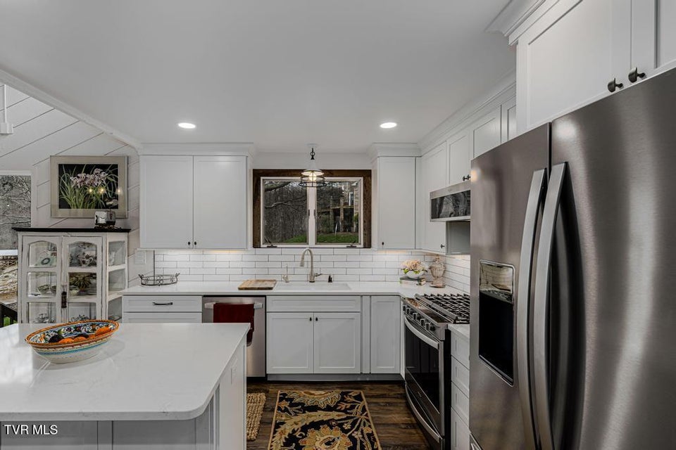 Photo #48: 487 Lakeshore Road