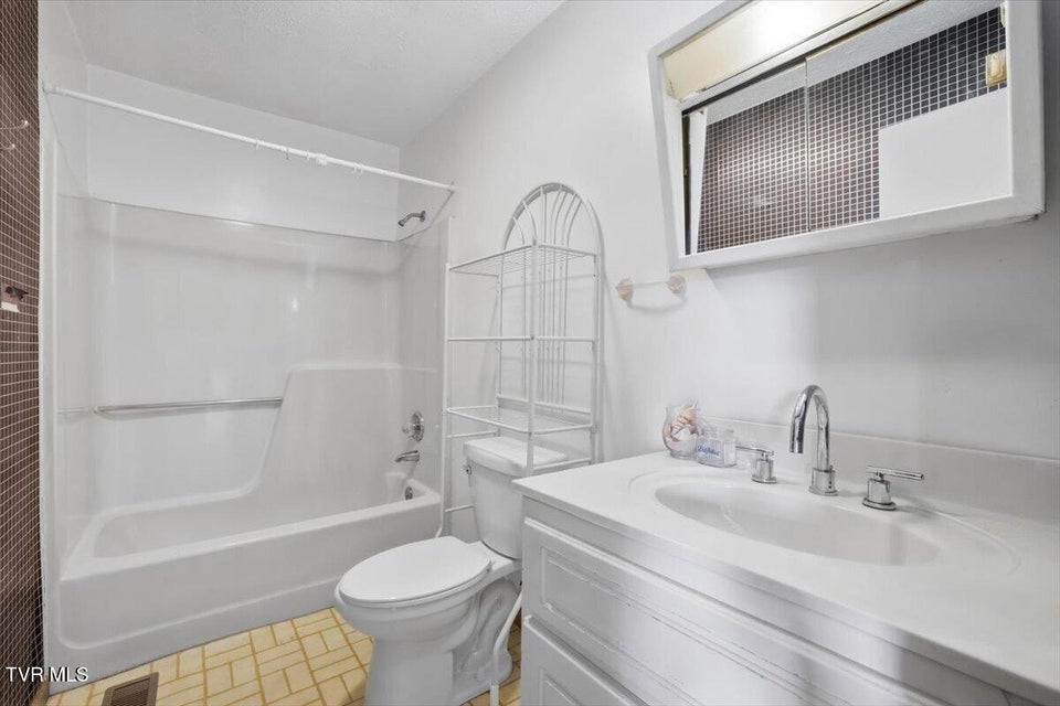 Photo #26: 1324 Davis Street