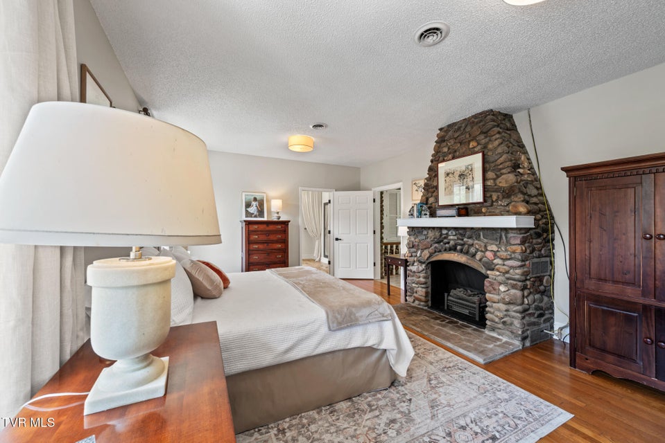 Photo #33: 1910 Riverside Road