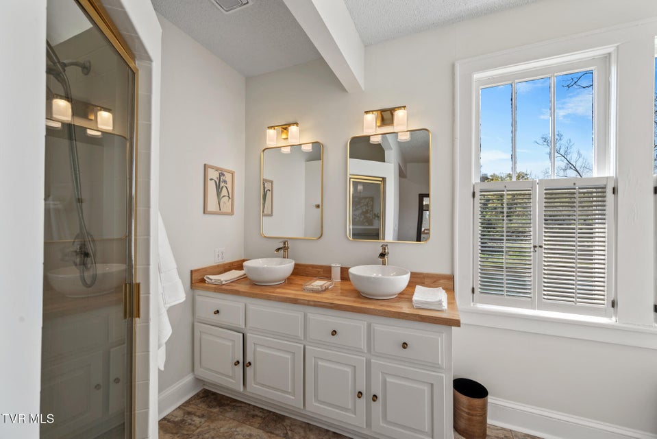 Photo #34: 1910 Riverside Road