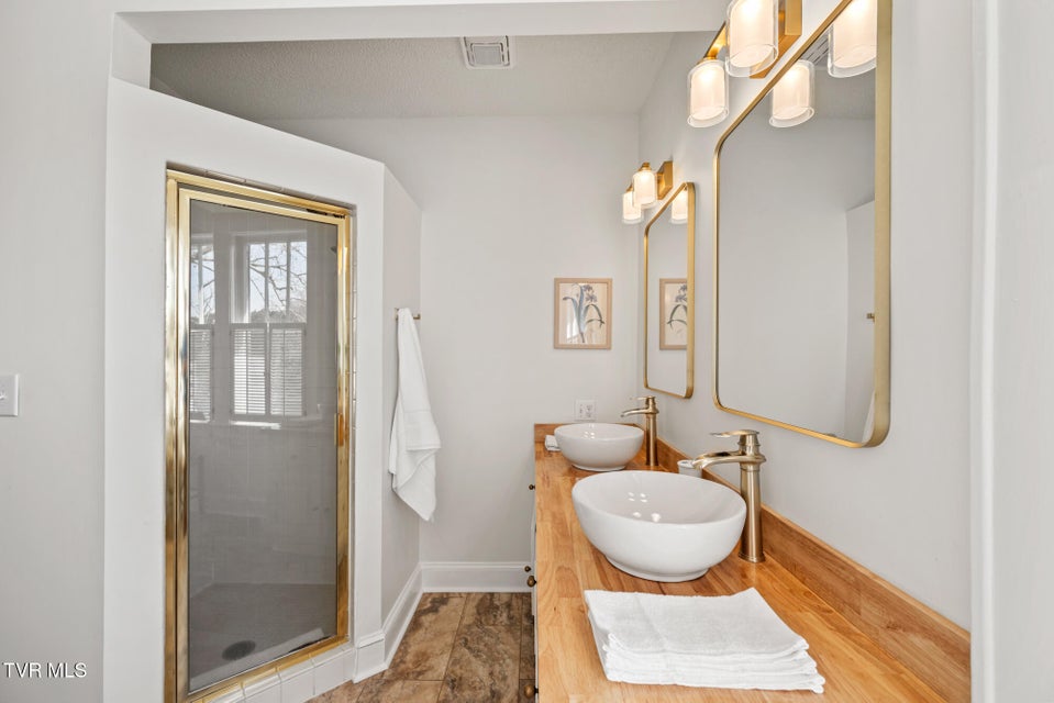 Photo #36: 1910 Riverside Road