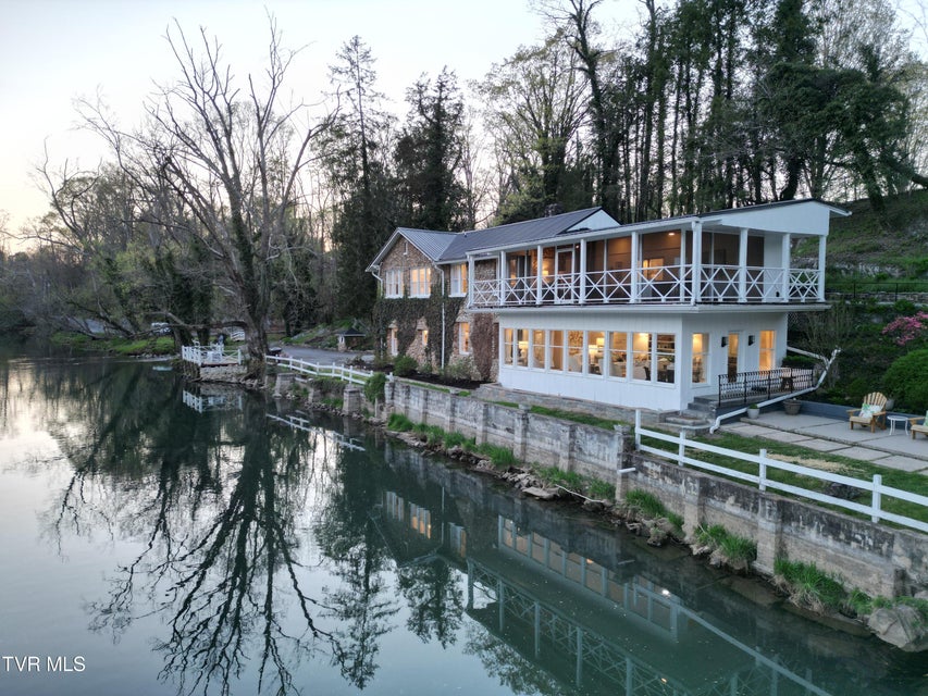 Photo #79: 1910 Riverside Road