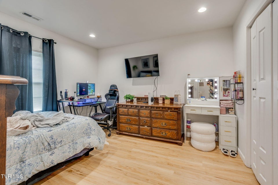 Photo #11: 403 Wilson Avenue