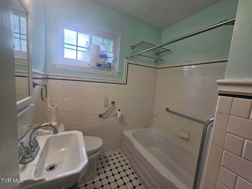 Photo #26: 612 Oakwood Avenue