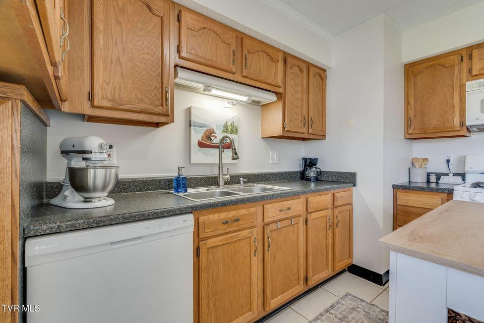 Photo #10: 631 Elm Avenue