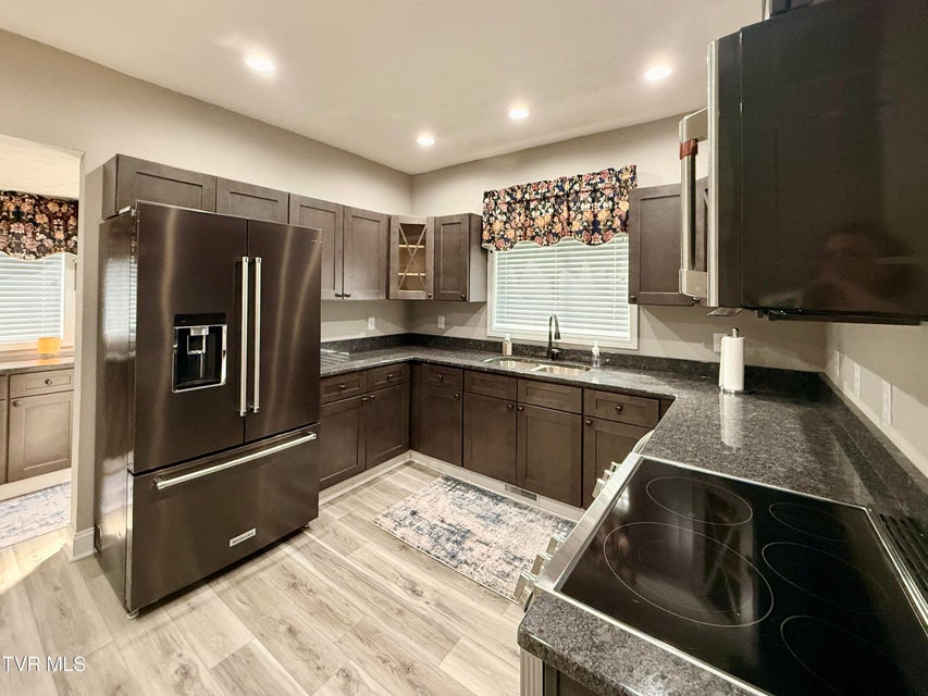 Photo #34: 16540 Tazewell Street