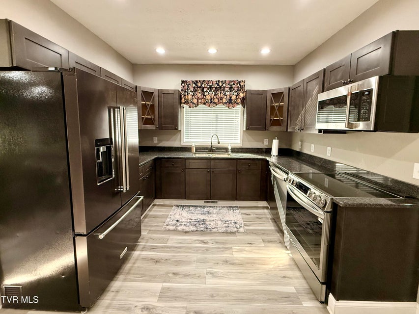 Photo #37: 16540 Tazewell Street