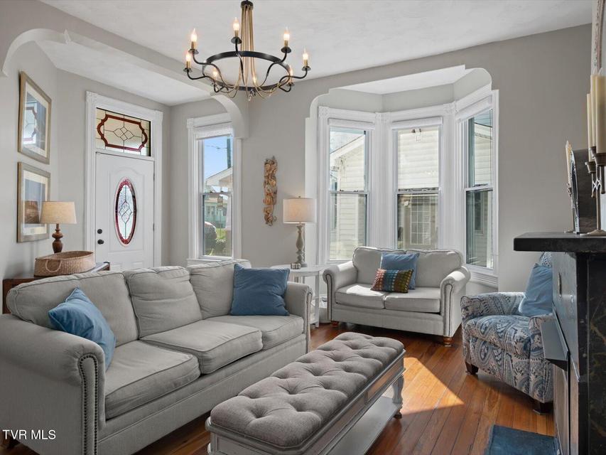 Photo #3: 920 Pennsylvania Avenue