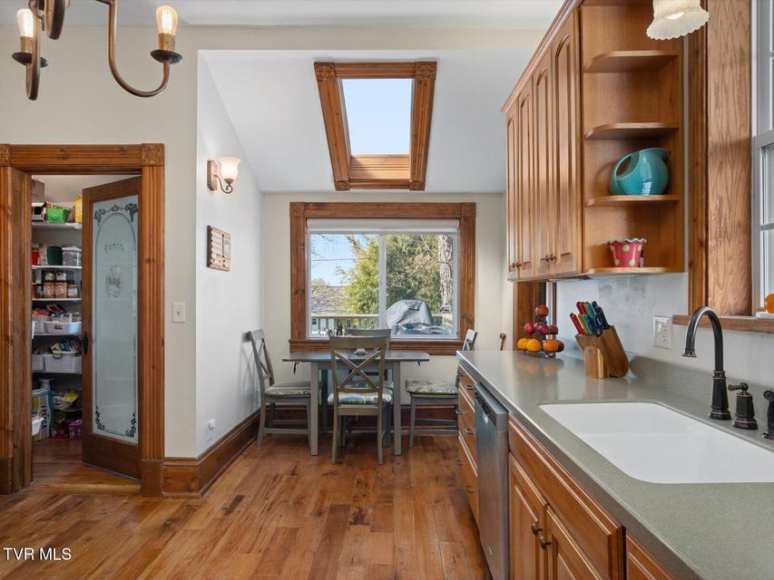 Photo #14: 920 Pennsylvania Avenue