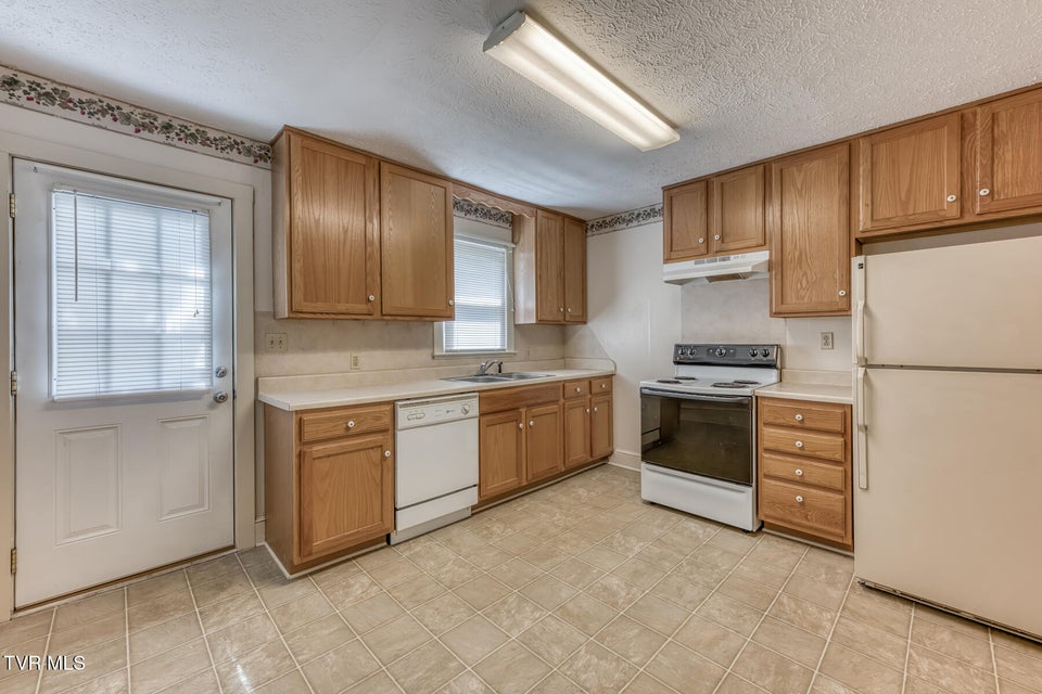 Photo #6: 342 Bristol Avenue