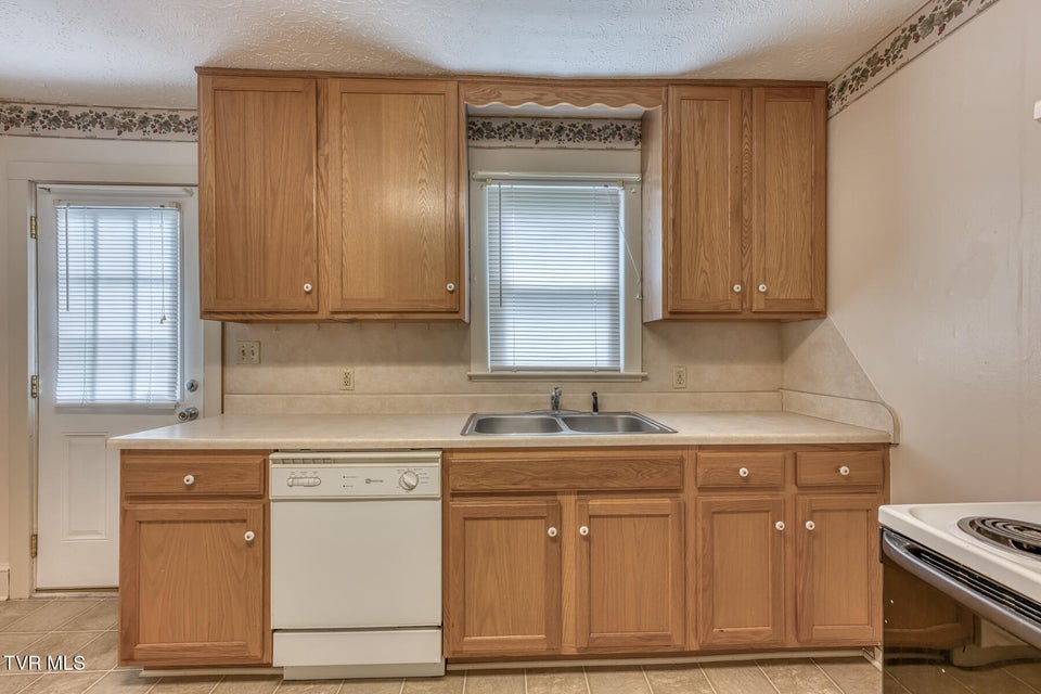 Photo #9: 342 Bristol Avenue