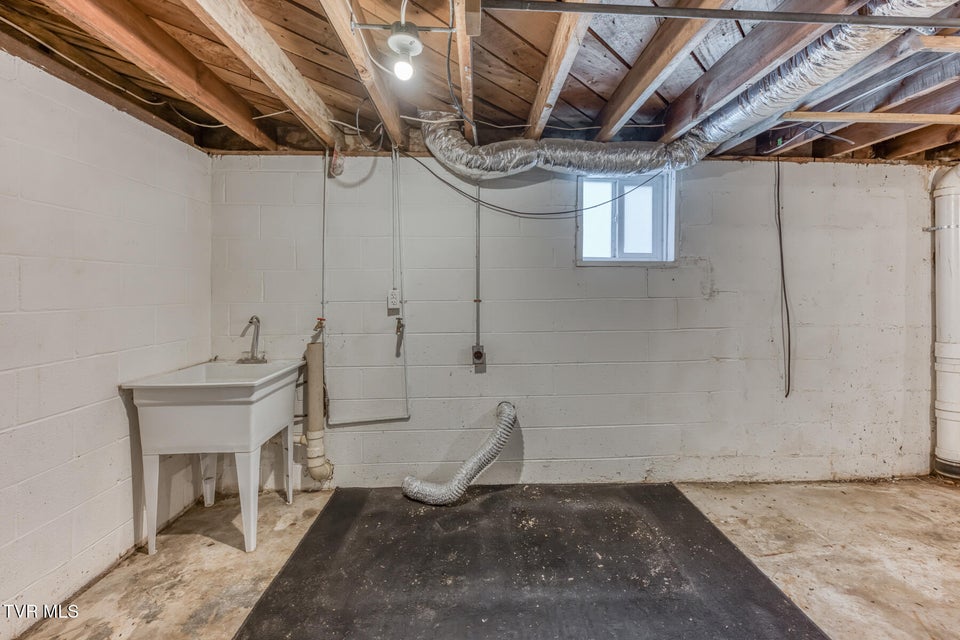 Photo #19: 342 Bristol Avenue