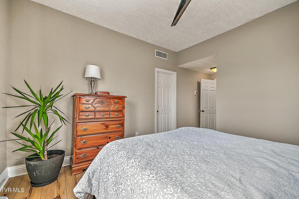 Photo #24: 701 Locust Street