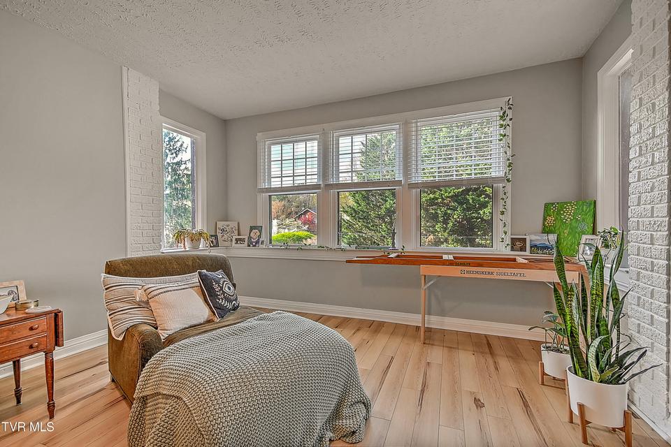 Photo #24: 701 Locust Street