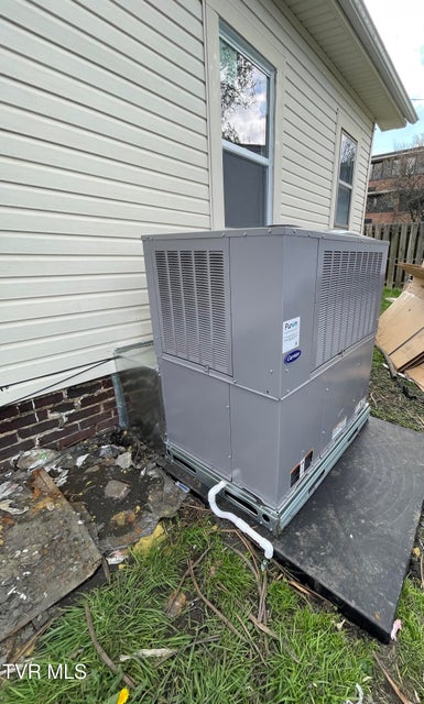 Photo #15: 822 Mapleoak Lane