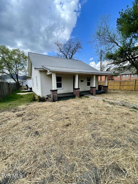 Photo #2: 822 Mapleoak Lane