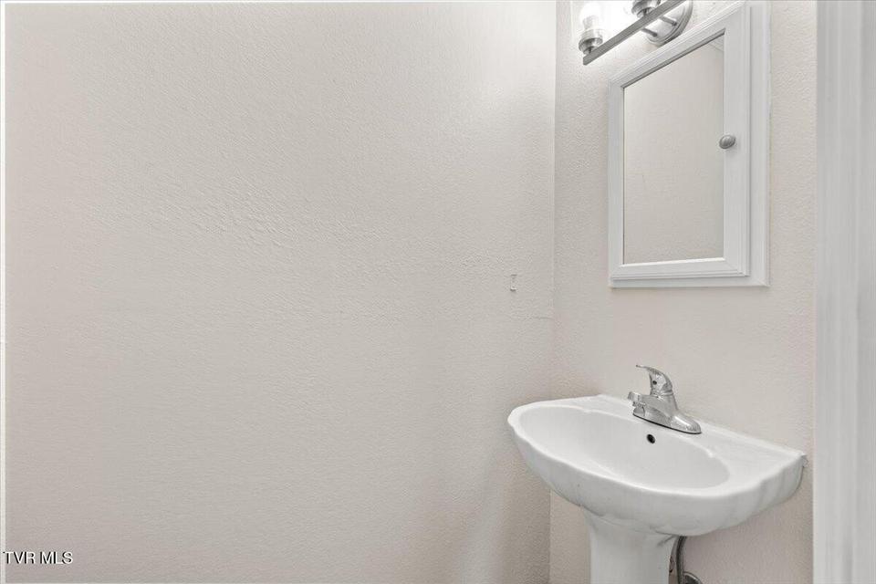 Photo #33: 108 Lily Street