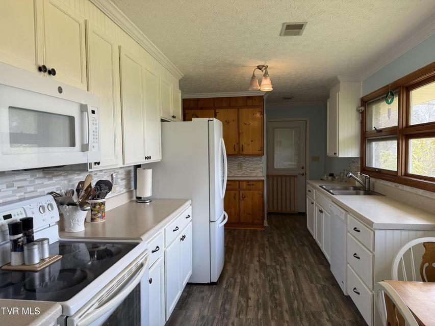 Photo #8: 408 Forest Hills Drive