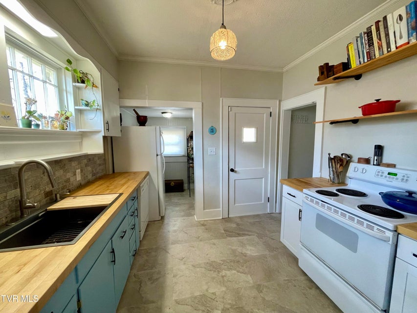 Photo #11: 422 Magnolia Avenue