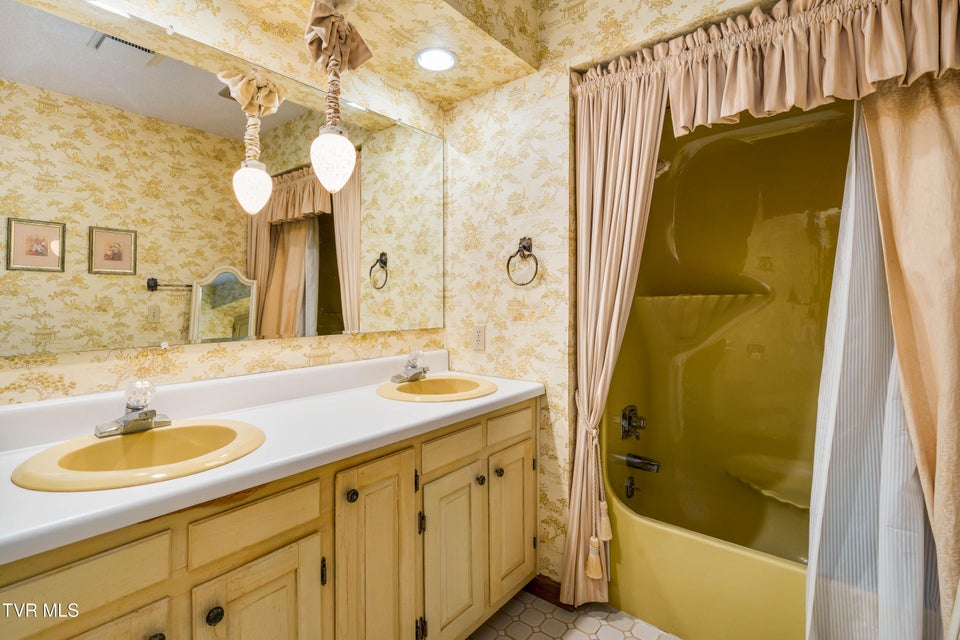 Photo #42: 102 Tracy Lane