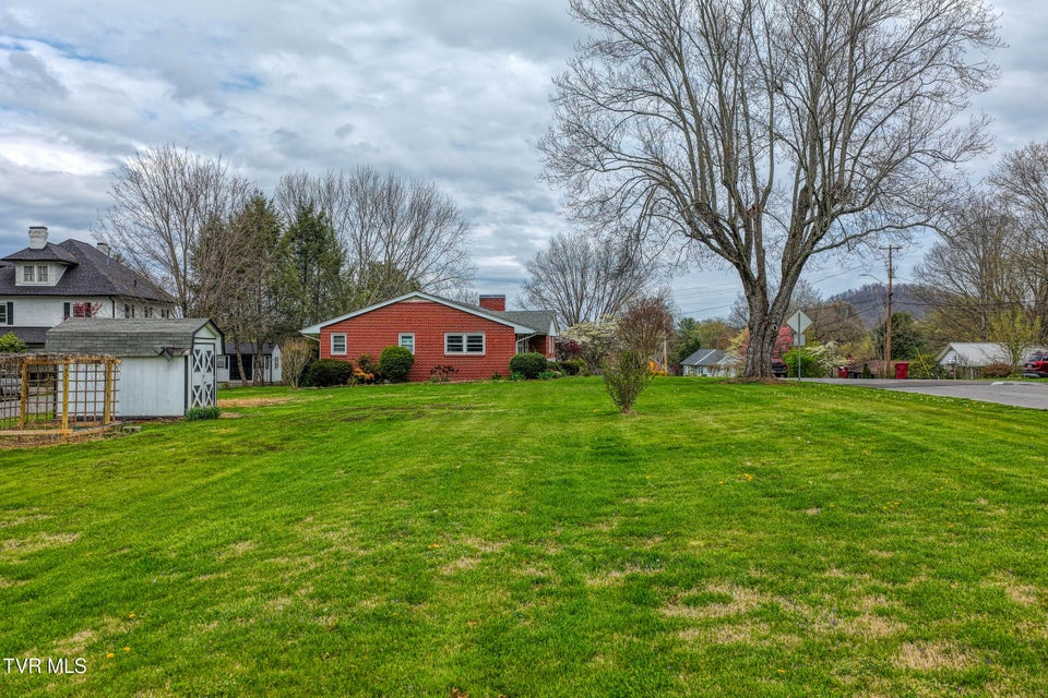 Photo #7: 1503 Lakeview Drive