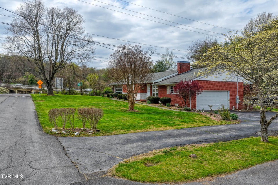 Photo #2: 1503 Lakeview Drive