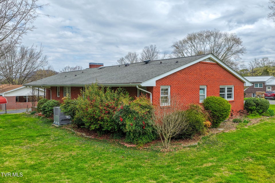 Photo #3: 1503 Lakeview Drive