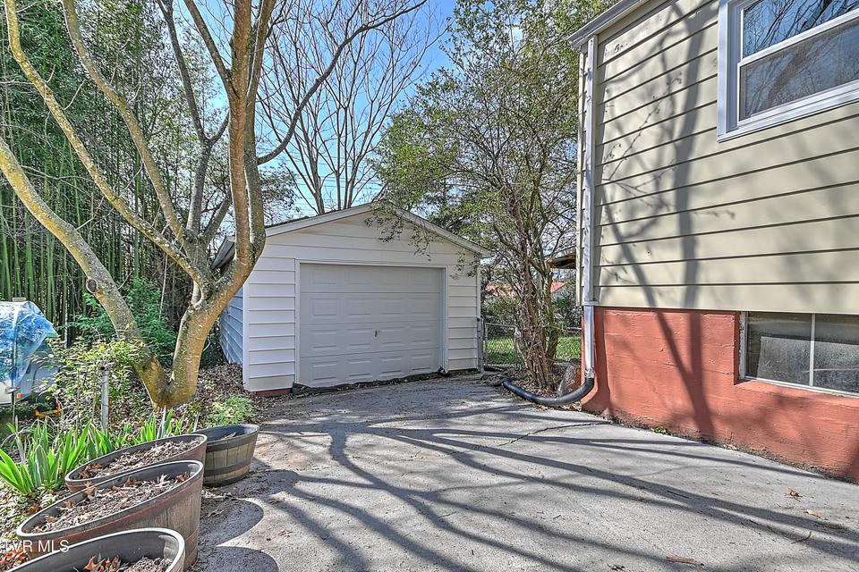 Photo #27: 1011 Johnson Avenue