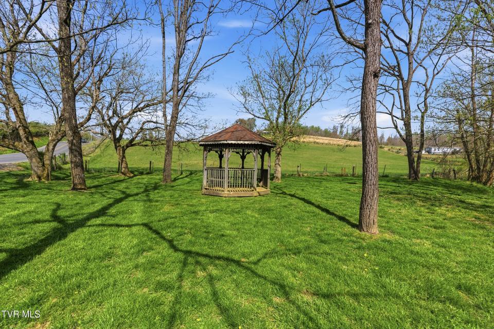 Photo #35: 408 Lynn Road