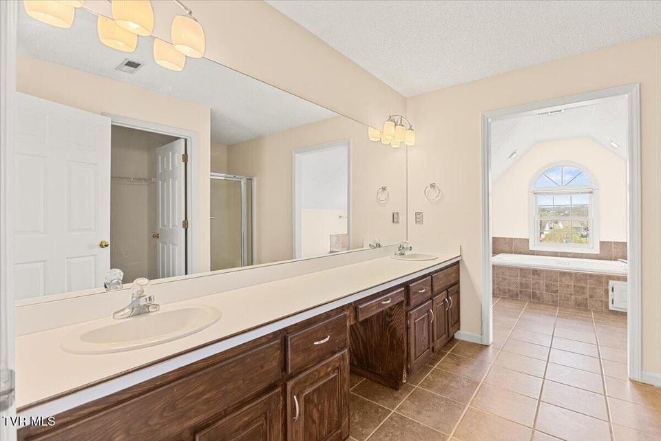 Photo #36: 3 Shelldrake Court