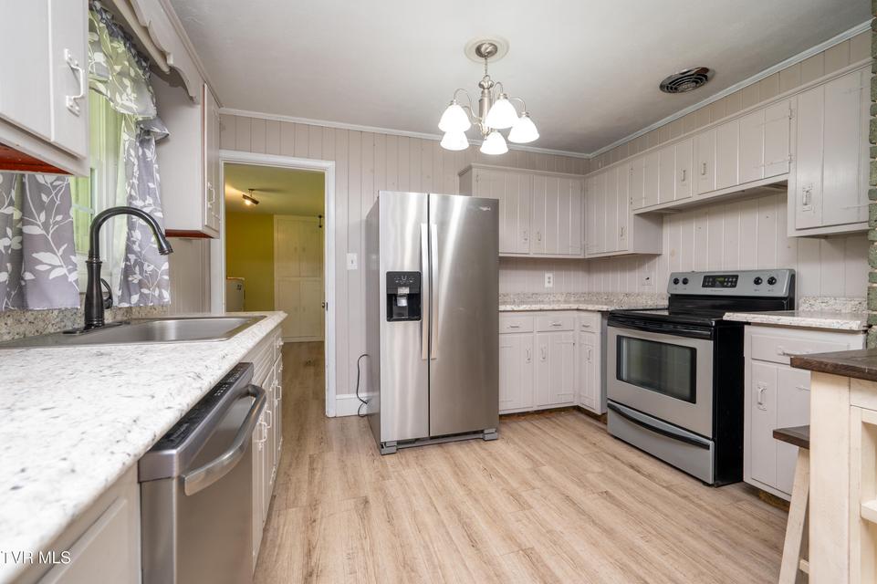 Photo #5: 2000 Lee Highway