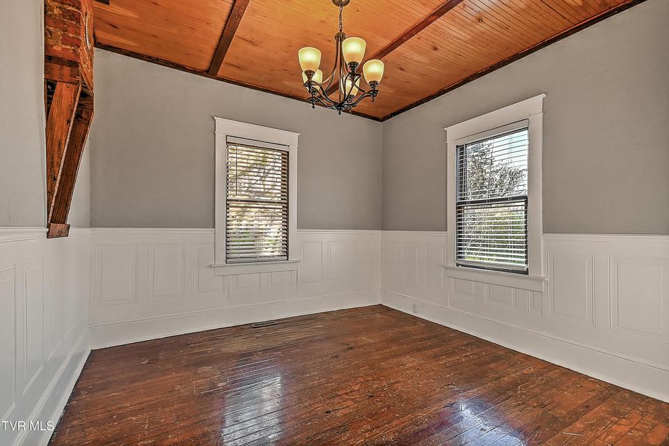 Photo #8: 1021 Lawrence Avenue